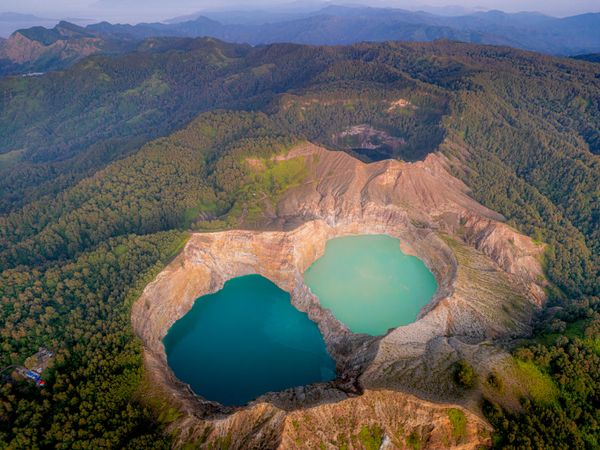 Những hồ Kelimutu trên đảo Flores ở Indonesia. Những cái hồ này không chỉ có màu sắc khác nhau mà nước trong các hồ này còn thay đổi màu sắc. Ví dụ, nước hồ đen có thể chuyển sang màu đỏ, rồi màu ngọc lam, rồi màu xanh lá cây. Màu sắc của các hồ như này phụ thuộc vào các khoáng chất chiếm ưu thế hòa tan trong nước của chúng Những hồ Kelimutu trên đảo Flores ở Indonesia. Những cái hồ này không chỉ có màu sắc khác nhau mà nước trong các hồ này còn thay đổi màu sắc. Ví dụ, nước hồ đen có thể chuyển sang màu đỏ, rồi màu ngọc lam, rồi màu xanh lá cây. Màu sắc của các hồ như này phụ thuộc vào các khoáng chất chiếm ưu thế hòa tan trong nước của chúng - Sputnik Việt Nam