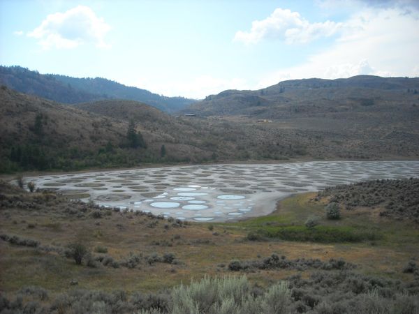 Hồ Kliluk (nổi tiếng với tên gọi Hồ Đốm) nằm ở Canada, gần thành phố Osoyoos. Vì hồ Kliluk chứa lượng khoáng chất cao nhất, vào mùa hè nước bốc hơi từ hồ tạo nên hình dáng các hòn đảo kỳ lạ Hồ Kliluk (nổi tiếng với tên gọi Hồ Đốm) nằm ở Canada, gần thành phố Osoyoos. Vì hồ Kliluk chứa lượng khoáng chất cao nhất, vào mùa hè nước bốc hơi từ hồ tạo nên hình dáng các hòn đảo kỳ lạ - Sputnik Việt Nam