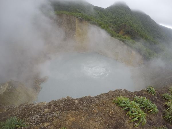 Hồ Sôi trên đảo Dominica. Nhiệt độ nước trong hồ này đôi khi vượt quá 90 độ C. Việc bơi tắm bị nghiêm cấm vì các luồng khí nóng và thậm chí cả dung nham có thể phun trào lên từ dưới nước, và hơi nước chứa lưu huỳnh thường bốc lên từ mặt nước Hồ Sôi trên đảo Dominica. Nhiệt độ nước trong hồ này đôi khi vượt quá 90 độ C. Việc bơi tắm bị nghiêm cấm vì các luồng khí nóng và thậm chí cả dung nham có thể phun trào lên từ dưới nước, và hơi nước chứa lưu huỳnh thường bốc lên từ mặt nước - Sputnik Việt Nam
