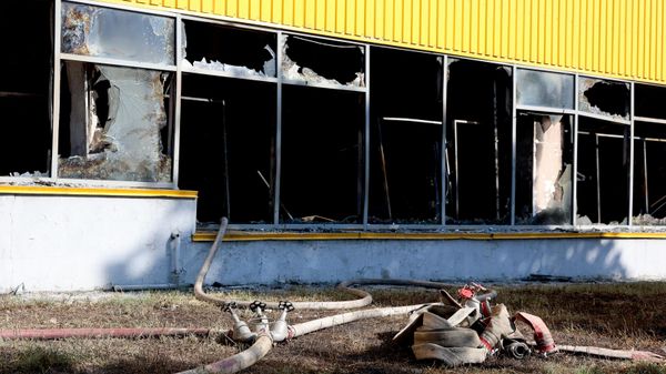 Hậu quả của vụ hỏa hoạn tại trung tâm mua sắm Galaktika ở Donetsk sau cuộc tấn công bằng máy bay không người lái của Lực lượng vũ trang Ukraina - Sputnik Việt Nam