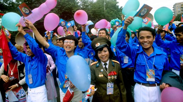 Các đại biểu Cộng hòa Xã hội chủ nghĩa Việt Nam trong lễ khai mạc Đại hội Thanh niên và Sinh viên Thế giới lần thứ 12 tại Matxcơva  - Sputnik Việt Nam