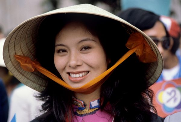 Một thành viên phái đoàn Cộng hòa Xã hội chủ nghĩa Việt Nam trong nghi lễ diễu hành nhân dịp khai mạc Đại hội Thanh niên và Sinh viên Thế giới lần thứ 12 tại Matxcơva  - Sputnik Việt Nam