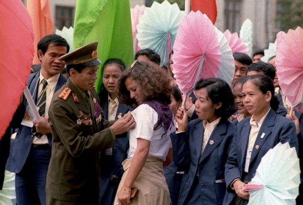 Đại hội Thanh niên và Sinh viên Thế giới lần thứ 12, từ ngày 27 tháng 7 đến ngày 3 tháng 8 năm 1985 tại Matxcơva. Phái đoàn Cộng hòa Xã hội chủ nghĩa Việt Nam cùng các đại biểu quốc tế tham gia đại hội diễu hành qua các đường phố Matxcơva - Sputnik Việt Nam