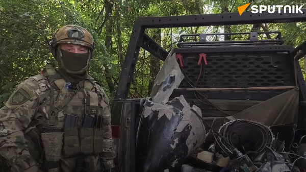  Binh sĩ Nga trưng bày các mảnh vỡ tên lửa Flamingo của Ukraina bị súng máy bắn hạ - Sputnik Việt Nam