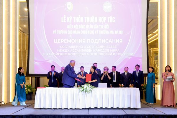 Lễ ký kết văn bản ghi nhớ hợp tác của Hội đồng Nhân dân Thế giới với 5 cơ sở giáo dục và tổ chức uy tín của Việt Nam - Sputnik Việt Nam