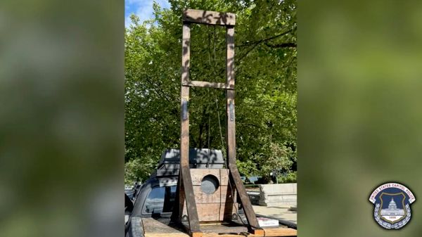 Полиция сообщила, что они изъяли гильотину после того, как ее увидели в кузове пикапа, США - Sputnik Việt Nam