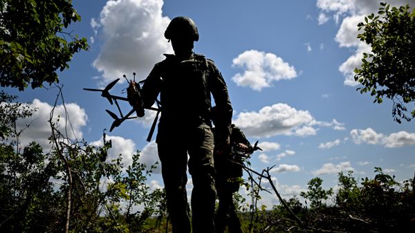 Hoạt động chiến đấu của kíp vận hành UAV thuộc cụm quân Phía Bắc trên hướng Kharkov Hoạt động chiến đấu của kíp vận hành UAV thuộc cụm quân Phía Bắc trên hướng Kharkov - Sputnik Việt Nam