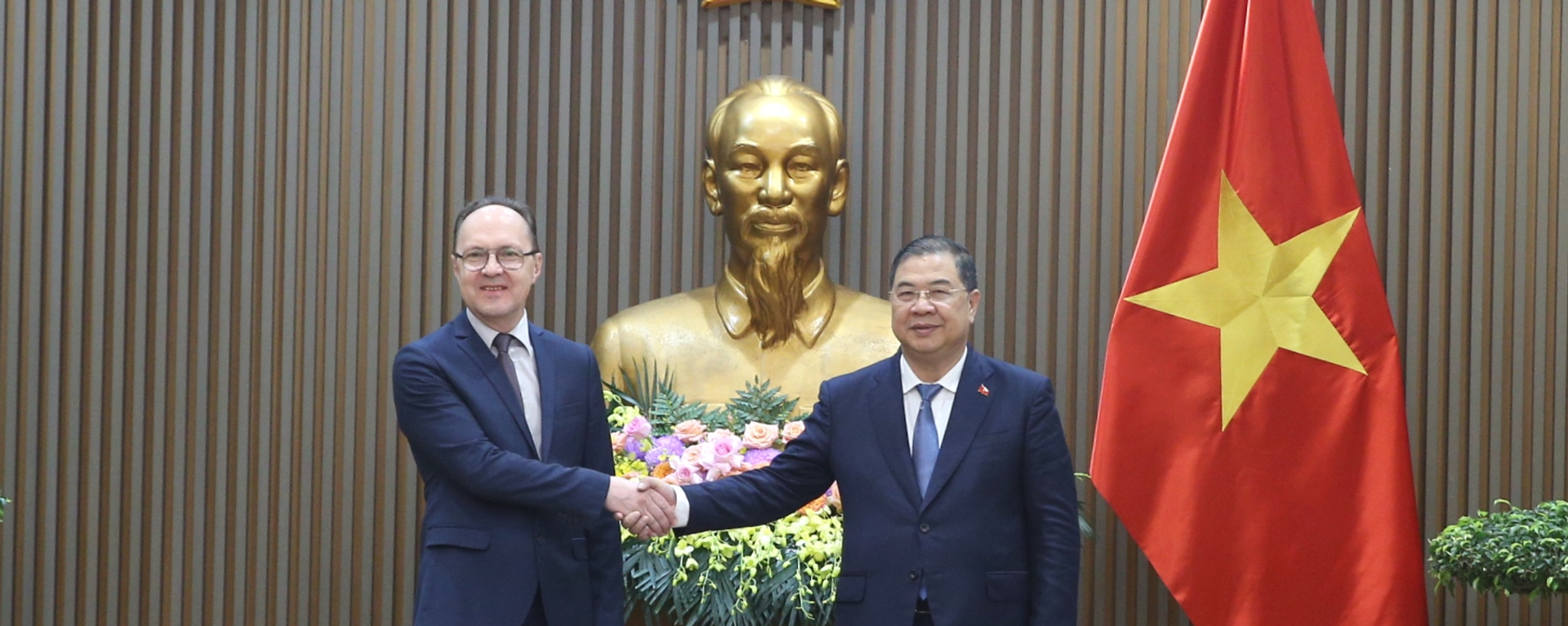 Phó Thủ tướng Thường trực Chính phủ Phạm Gia Túc có buổi làm việc với Đại sứ Liên bang Nga tại Việt Nam Bezdetko Gennady Stepanovich  - Sputnik Việt Nam, 1920, 27.08.2026