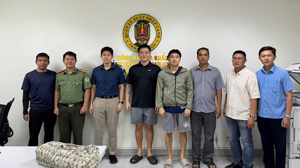 Lực lượng công an bàn giao 2 đối tượng Bang Giseong và Han Joohee cho phía Hàn Quốc (quần cộc, đứng giữa) - Sputnik Việt Nam