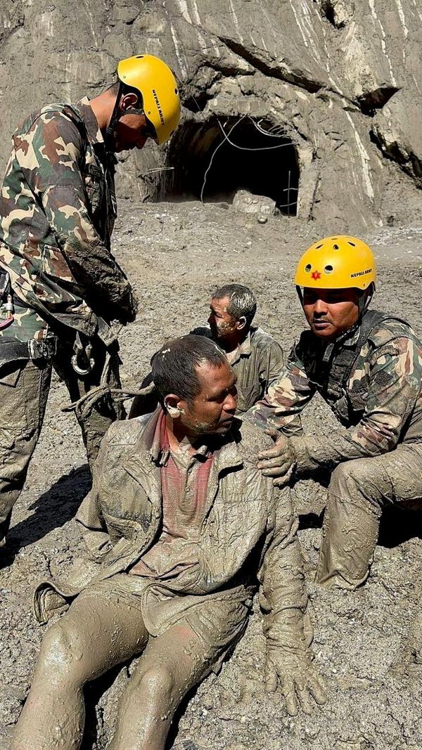 Binh sĩ quân đội Nepal giải cứu người đàn ông sau trận lũ lụt và sạt lở đất ở Rasuwa, Nepal. - Sputnik Việt Nam