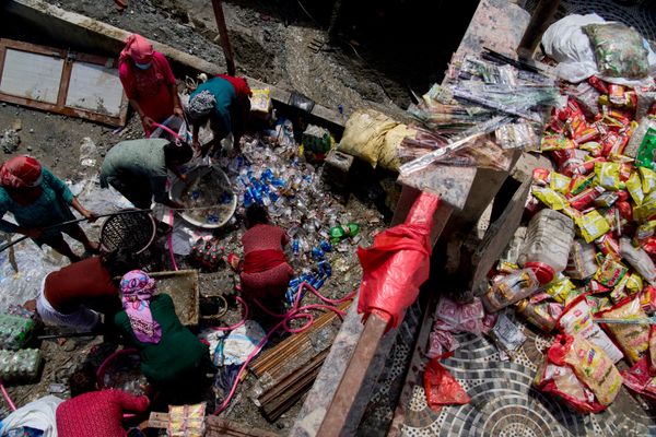Người dân mang hàng hóa ra khỏi cửa hàng tạp hóa sau trận lũ lụt ở huyện Dhading, Nepal. - Sputnik Việt Nam