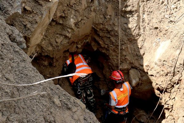 Hoạt động cứu hộ gần đường hầm nhà máy thủy điện Trishuli 3A sau lũ lụt và sạt lở đất ở Rasuwa, Nepal. - Sputnik Việt Nam