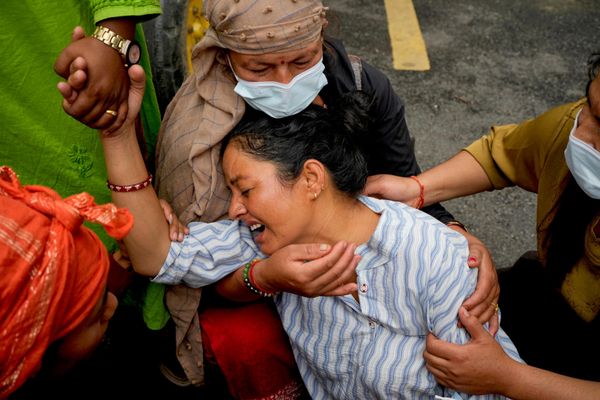 Người thân an ủi người phụ nữ mất con trai trong trận lũ lụt trong đám tang tập thể ở Chitwan, Nepal. - Sputnik Việt Nam
