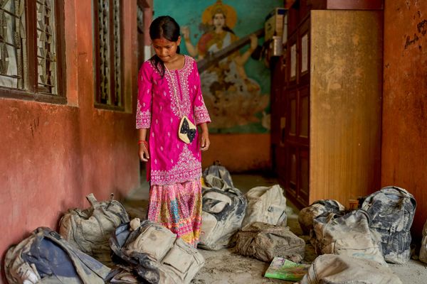 Học sinh trường Sri Bageswori Madhyamik ở Galchi tìm kiếm cặp sách của mình trong đống bùn sau trận lũ lụt ở Nepal. - Sputnik Việt Nam