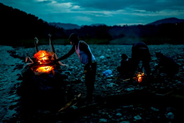 Người thân của Prabitha Roila, 32 tuổi, người đã thiệt mạng trong trận lũ lụt và sạt lở đất, đốt giàn hỏa táng của cô trên sông Suryamati ở Trishuli, Nepal. - Sputnik Việt Nam