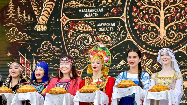 Девушки встречают гостей на открытии выставки Улица Дальнего Востока в рамках ВЭФ-2026 - Sputnik Việt Nam