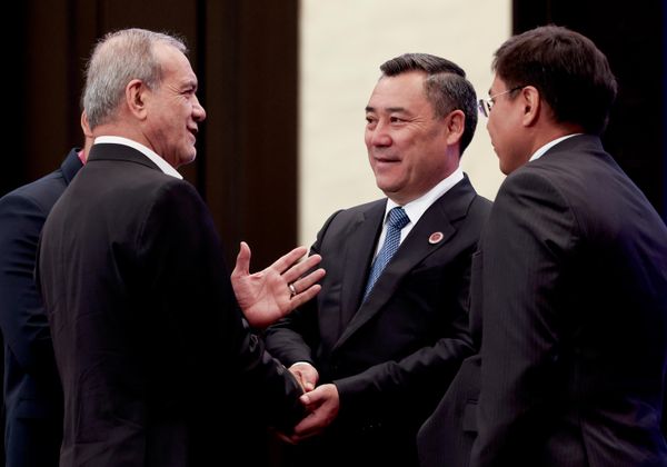 Tổng thống Iran Masoud Pezeshkian và Tổng thống Kyrgyzstan Sadyr Japarov trước khi bắt đầu Hội nghị thượng đỉnh Tổ chức Hợp tác Thượng Hải (SCO) tại Bishkek. - Sputnik Việt Nam