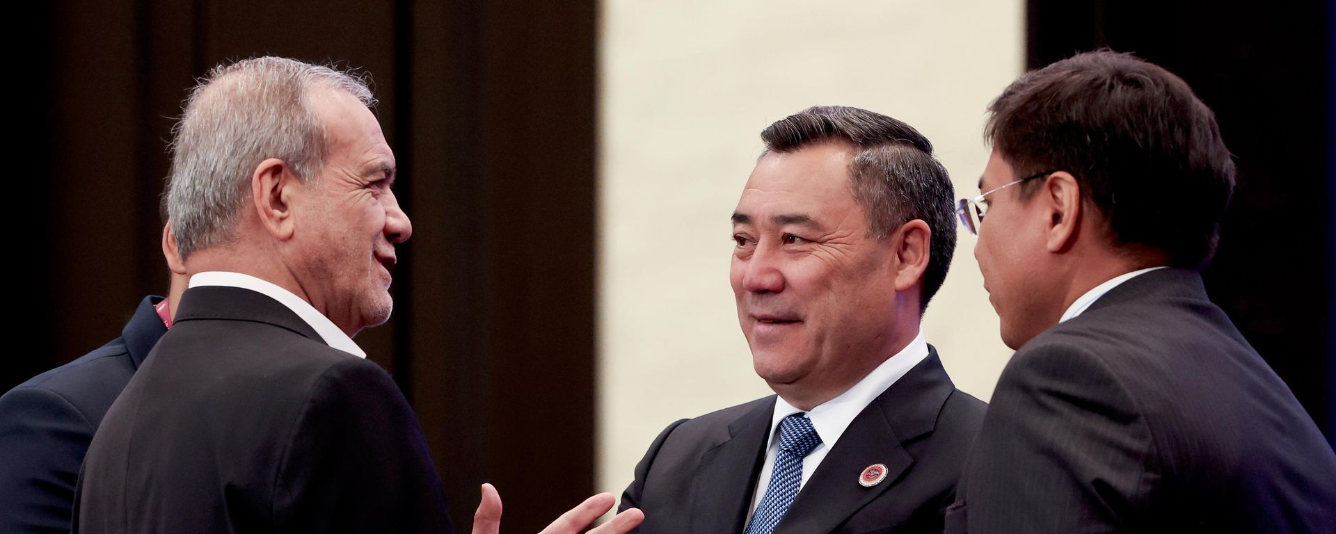 Tổng thống Iran Masoud Pezeshkian và Tổng thống Kyrgyzstan Sadyr Japarov trước khi bắt đầu Hội nghị thượng đỉnh Tổ chức Hợp tác Thượng Hải (SCO) tại Bishkek. - Sputnik Việt Nam, 1920, 01.09.2026