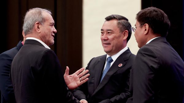 Tổng thống Iran Masoud Pezeshkian và Tổng thống Kyrgyzstan Sadyr Japarov trước khi bắt đầu Hội nghị thượng đỉnh Tổ chức Hợp tác Thượng Hải (SCO) tại Bishkek. - Sputnik Việt Nam