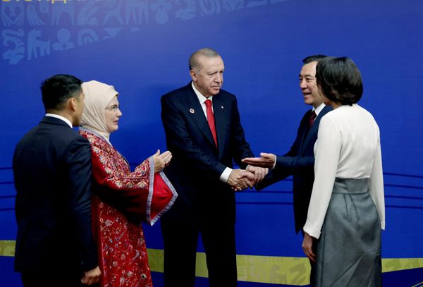 Tổng thống Kyrgyzstan Sadyr Japarov và phu nhân Aigul chào đón Tổng thống Cộng hòa Thổ Nhĩ Kỳ Recep Tayyip Erdogan và phu nhân Emine trước lễ khai mạc Đại hội Thể thao Du mục Thế giới lần thứ VI tại Bishkek. - Sputnik Việt Nam
