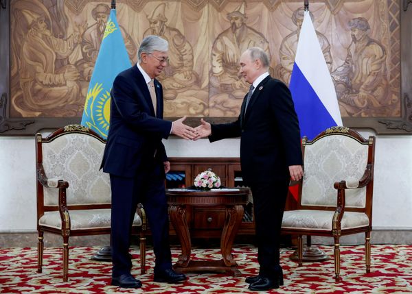 Tổng thống Nga Vladimir Putin và Tổng thống Kazakhstan Kassym-Jomart Tokayev trong cuộc gặp bên lề Hội nghị thượng đỉnh Tổ chức Hợp tác Thượng Hải. - Sputnik Việt Nam