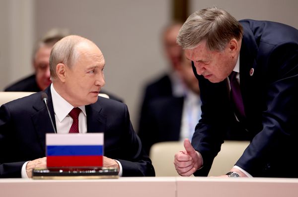 Tổng thống Nga Vladimir Putin và Trợ lý Tổng thống Nga Yuri Ushakov trước khi bắt đầu phiên họp Hội đồng Nguyên thủ quốc gia thành viên SCO tại Bishkek. - Sputnik Việt Nam