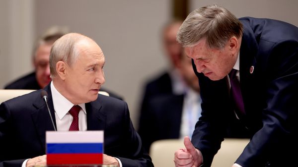Tổng thống Nga Vladimir Putin và Trợ lý Tổng thống Nga Yuri Ushakov trước khi bắt đầu phiên họp Hội đồng Nguyên thủ quốc gia thành viên SCO tại Bishkek. - Sputnik Việt Nam