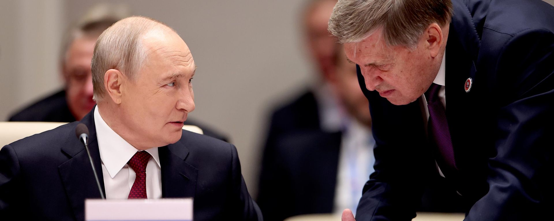 Tổng thống Nga Vladimir Putin và Trợ lý Tổng thống Nga Yuri Ushakov trước khi bắt đầu phiên họp Hội đồng Nguyên thủ quốc gia thành viên SCO tại Bishkek. - Sputnik Việt Nam, 1920, 06.10.2026