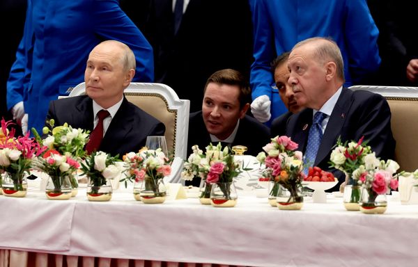 Tổng thống Nga Vladimir Putin và Tổng thống Thổ Nhĩ Kỳ Recep Tayyip Erdogan tại buổi tiệc chiêu đãi chính thức dành cho các trưởng đoàn đại biểu các quốc gia tham dự Hội nghị thượng đỉnh SCO và các tổ chức quốc tế được mời tại Bishkek. - Sputnik Việt Nam