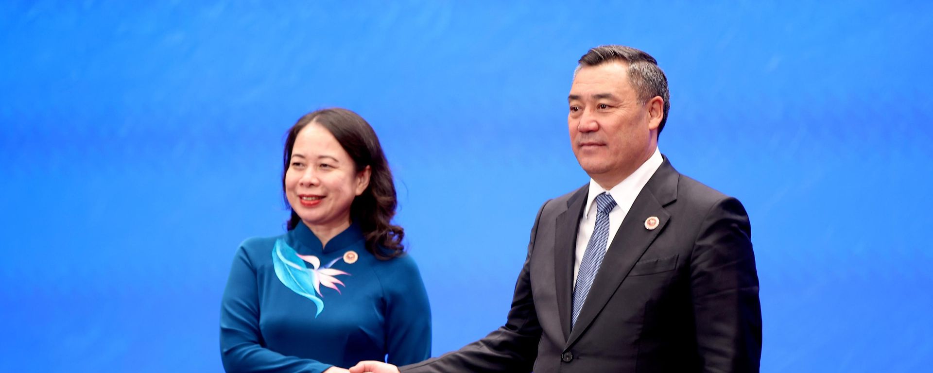 Ngày 1 tháng 9 năm 2026. Phó Chủ tịch nước Việt Nam Võ Thị Ánh Xuân (bên trái) và Tổng thống Kyrgyzstan Sadyr Zhaparov trước khi bắt đầu phiên họp theo hình thức SCO plus tại Bishkek - Sputnik Việt Nam, 1920, 01.09.2026