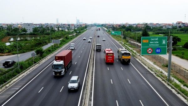 Các phương tiện tham gia giao thông thuận lợi di chuyển trên cao tốc Bắc Nam đoạn Cao Bồ - Mai Sơn sau khi được mở rộng - Sputnik Việt Nam