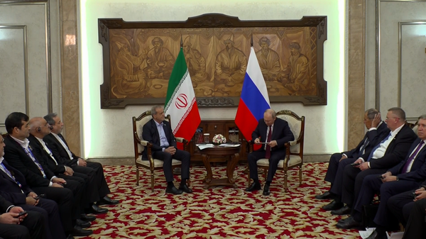 Tổng thống Nga Putin đã gặp tổng thống Iran Pezeshkian - Sputnik Việt Nam