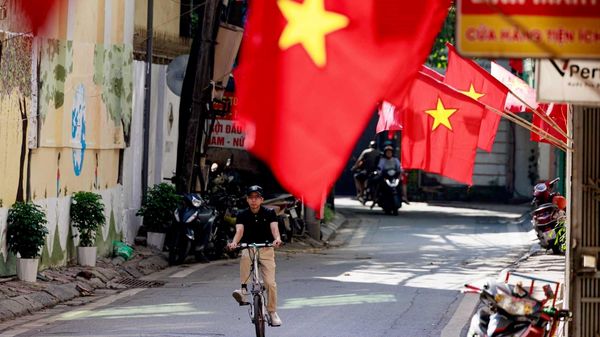 Những lá cờ đỏ sao vàng được người dân treo dọc các ngôi nhà trong khu dân cư, đưa sắc màu của ngày Tết Độc lập len sâu vào những không gian đời thường của Thủ đô - Sputnik Việt Nam