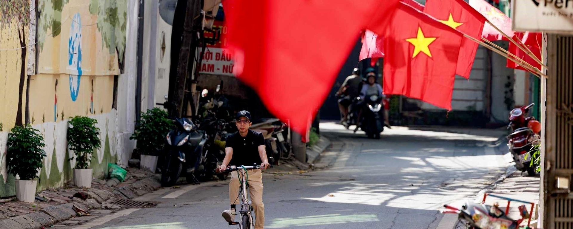 Những lá cờ đỏ sao vàng được người dân treo dọc các ngôi nhà trong khu dân cư, đưa sắc màu của ngày Tết Độc lập len sâu vào những không gian đời thường của Thủ đô - Sputnik Việt Nam, 1920, 04.09.2026