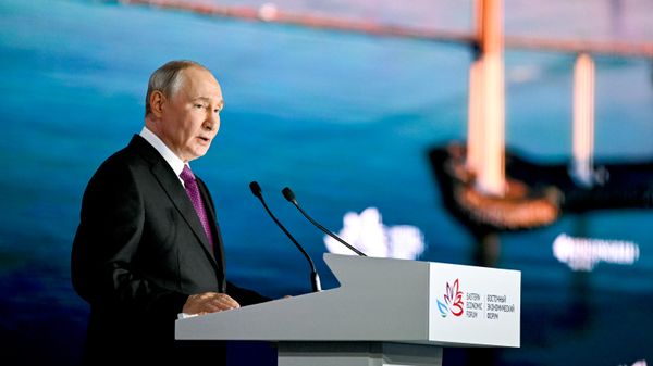 Tổng thống Nga Vladimir Putin tại phiên họp toàn thể của Diễn đàn Kinh tế phương Đông - Sputnik Việt Nam
