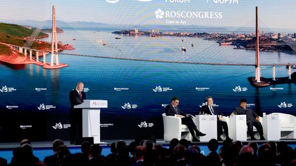 Ngày 3 tháng 9 năm 2026. Tổng thống Nga Vladimir Putin tại phiên họp toàn thể của Diễn đàn Kinh tế phương Đông. - Sputnik Việt Nam