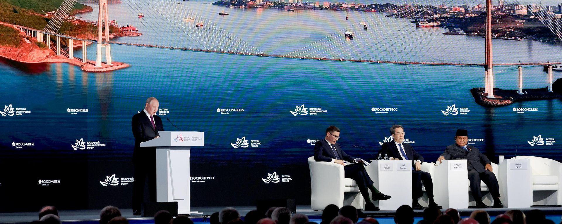 Ngày 3 tháng 9 năm 2026. Tổng thống Nga Vladimir Putin tại phiên họp toàn thể của Diễn đàn Kinh tế phương Đông. - Sputnik Việt Nam, 1920, 03.09.2026