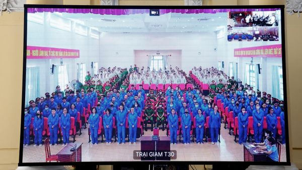 Các bị cáo nghe tuyên án tại điểm cầu thành phần của phiên tòa tại Trại tạm giam Chí Hòa (T30) - Sputnik Việt Nam
