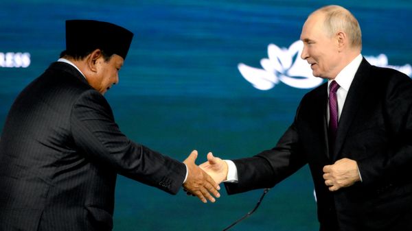 Tổng thống Nga Vladimir Putin tại phiên toàn thể Diễn đàn Kinh tế phương Đông. Bên trái là Tổng thống Indonesia Prabowo Subianto (ngày 3/9/2026). Tổng thống Nga Vladimir Putin tại phiên toàn thể Diễn đàn Kinh tế phương Đông. Bên trái là Tổng thống Indonesia Prabowo Subianto (ngày 3/9/2026). - Sputnik Việt Nam