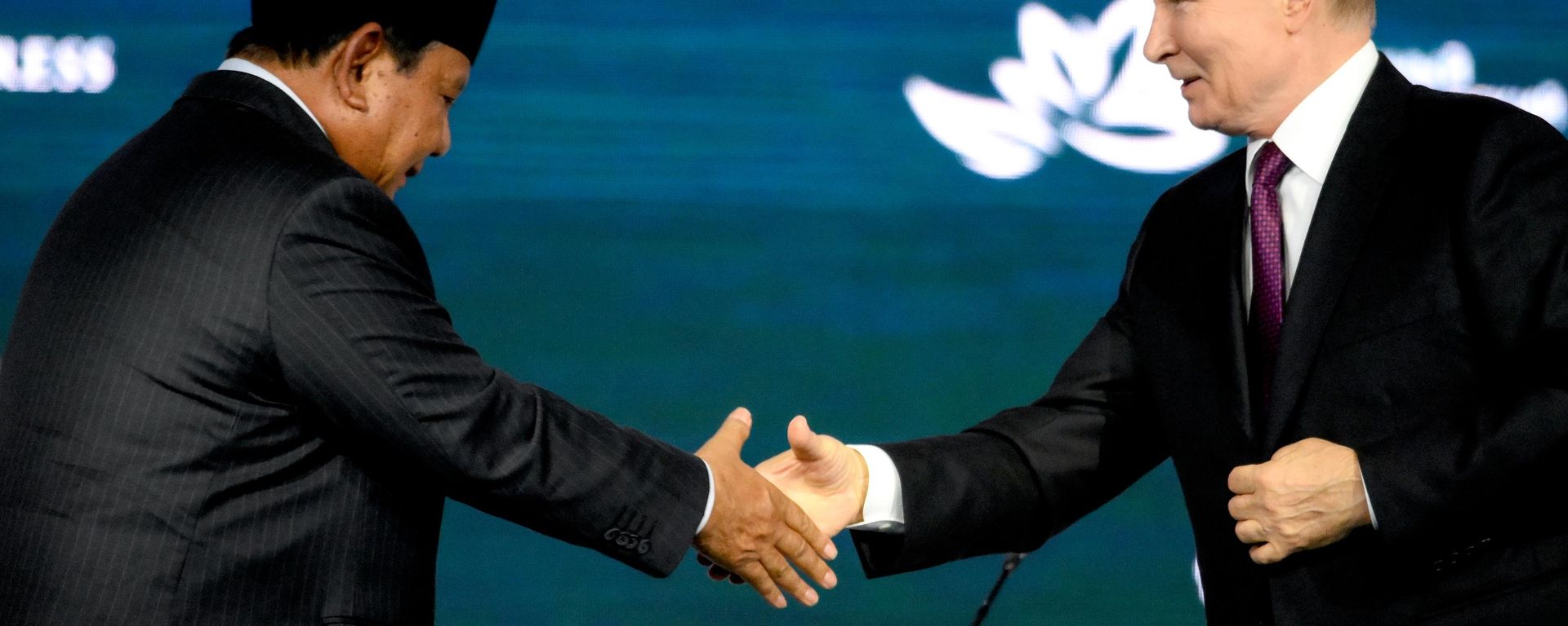 Tổng thống Nga Vladimir Putin tại phiên toàn thể Diễn đàn Kinh tế phương Đông. Bên trái là Tổng thống Indonesia Prabowo Subianto (ngày 3/9/2026). - Sputnik Việt Nam, 1920, 07.09.2026