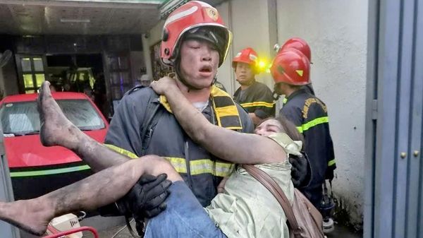 Lực lượng Phòng cháy chữa cháy và Cứu nạn cứu hộ cứu người ra khỏi đám cháy. - Sputnik Việt Nam