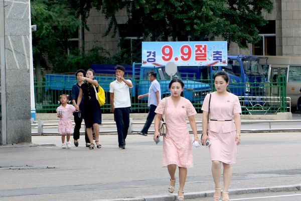 Người dân Bình Nhưỡng đi bộ trên đường phố thuộc quận Trung tâm của Bình Nhưỡng, CHDCND Triều Tiên. - Sputnik Việt Nam