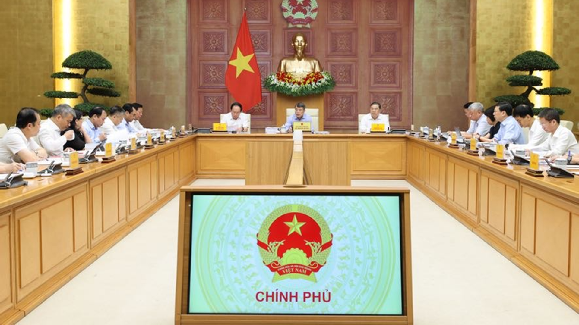 Thủ tướng Lê Minh Hưng chủ trì họp về dự án Luật sửa đổi, bổ sung một số điều của Luật Đất đai; Luật Nhà ở và Luật Kinh doanh bất động sản - Sputnik Việt Nam, 1920, 09.09.2026