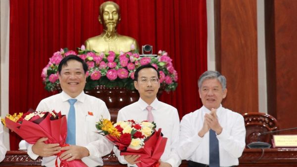 Đồng chí Ngô Chí Cường (bìa phải), Ủy viên Ban Chấp hành Trung ương Đảng, Bí thư Tỉnh ủy, Chủ tịch Hội đồng nhân dân tỉnh Đồng Tháp tặng hoa chúc mừng tân Chủ tịch Ủy ban nhân dân tỉnh Nguyễn Thanh Nhàn (giữa) và tân Phó Tổng Thanh tra Chính phủ Phạm Thành Ngại (bìa trái) - Sputnik Việt Nam