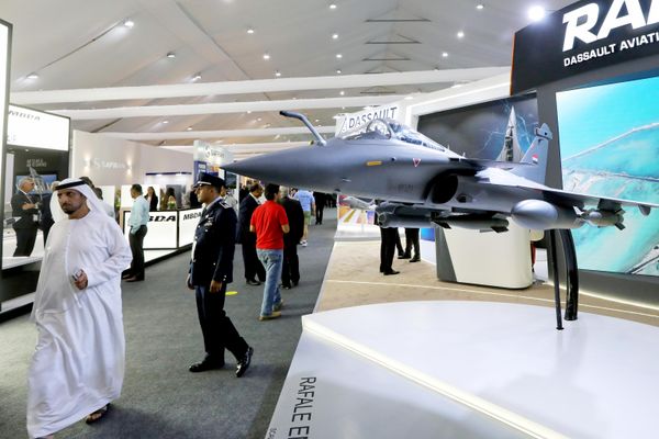 Khách tham quan đi ngang qua mô hình kích thước thật tiêm kích hai động cơ Dassault Rafale (Pháp) tại Triển lãm Hàng không Quốc tế El Alamein 2026, Ai Cập. - Sputnik Việt Nam