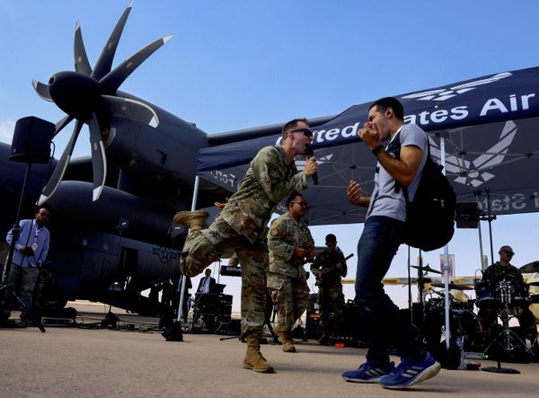 Quân nhân Không quân Hoa Kỳ biểu diễn âm nhạc bên cạnh máy bay C-130 Hercules tại Triển lãm Hàng không Quốc tế El Alamein 2026, Ai Cập. - Sputnik Việt Nam
