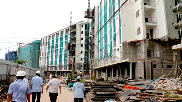 Dự án chung cư sông Cà Ty (phường Bình Thuận) với vốn đầu tư gần 800 tỉ đồng đang được đẩy nhanh tiến độ thi côn - Sputnik Việt Nam