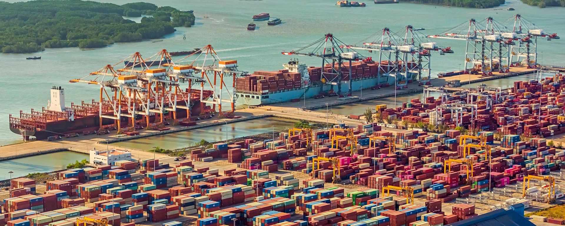 Các container hàng hóa tại cảng Việt Nam - Sputnik Việt Nam, 1920, 10.09.2026