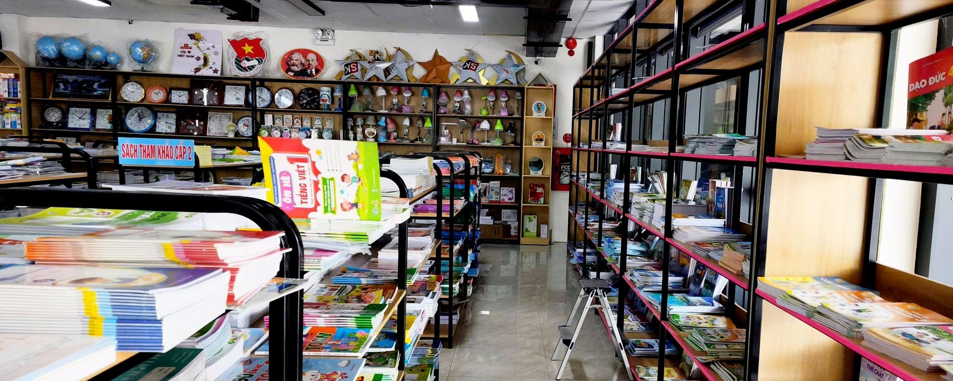 Tình trạng thiếu một số đầu sách giáo khoa do nhu cầu tăng cao trên địa bàn tỉnh Quảng Trị khiến nhiều phụ huynh gặp khó khăn trong việc mua đủ sách cho con - Sputnik Việt Nam, 1920, 11.09.2026