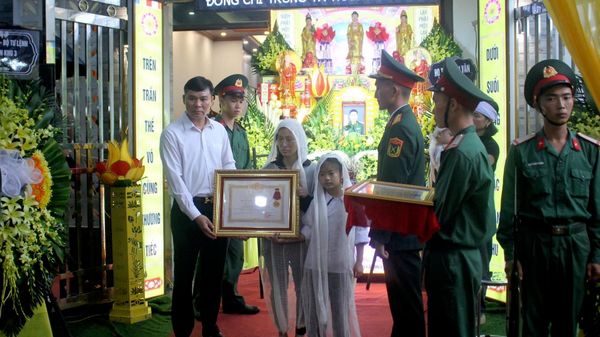 Thừa ủy quyền của Chủ tịch nước, Phó Chủ tịch Thường trực UBND tỉnh Hưng Yên Nguyễn Lê Huy đã trao Huân chương Dũng cảm truy tặng Trung tá Trần Văn Tùng cho thân nhân Trung tá Tùng. Ảnh: Nguyễn Công Hải - TTXVN - Sputnik Việt Nam